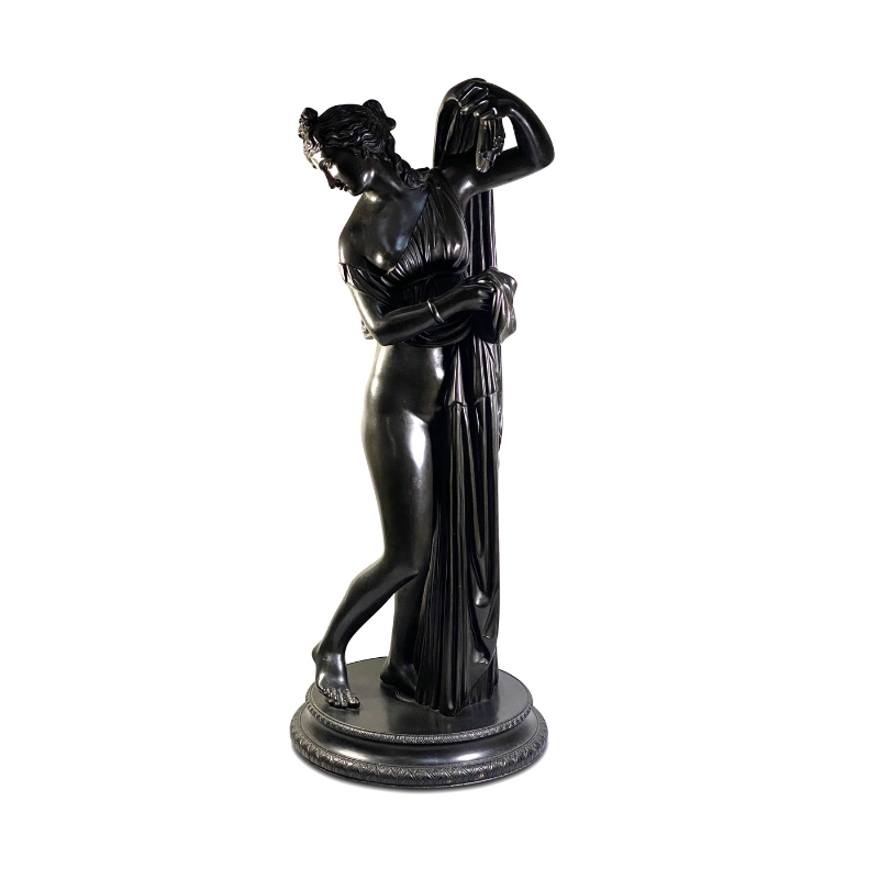 Bronze statue of Venus revealing her buttocks